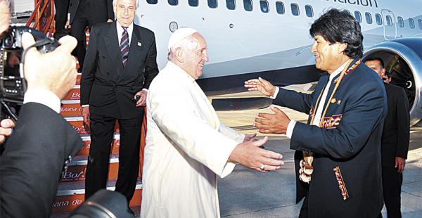 El papa llegó el 8 de julio de 2015 al aeropuerto de El Alto y fue recibido por el presidente Evo Morales