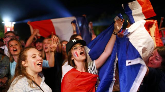 Los seguidores de Francia celebraron el pase a la final en varios puntos del país anfitrión. Foto: Reuters %image_alt%