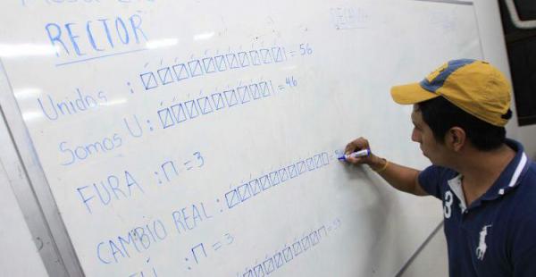 Los jurados hacen el conteo de los votos