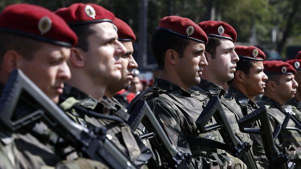 Miembros de la tropa de paracaidistas del Ejército brasileño, que formará parte de los cuerpos de seguridad de los juegos .EFE