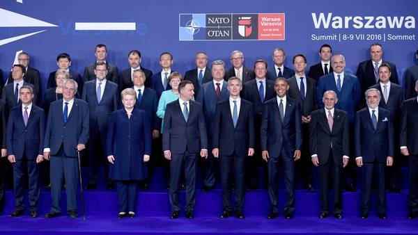 Líderes. Los jefes de Estado y de gobierno reunidos este viernes en Varsovia para la cumbre de la OTAN. /DPA