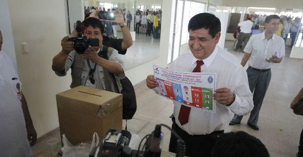 Candidatos comienzan a emitir su voto