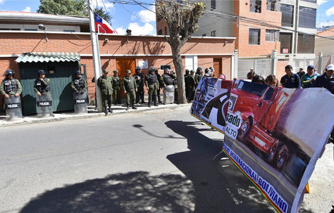 La protesta de afiliados a la Cámara de Transporte Pesado del El Alto frente al Consulado de Chile en Bolivia. Foto: APG 