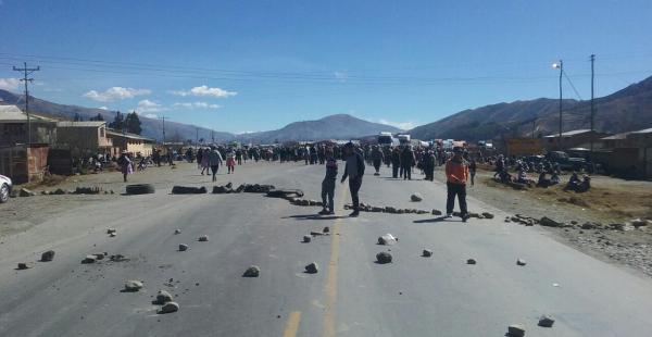 Un conflicto de límites entre Colomi y Villa Tunari deparó que los pobladores salgan a protestar y llenen de piedras la carretera.