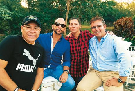 EN PRIMERA FILA Marcelo Rojas, Daniel Kwacz, Verónica Crespo y Carlos Balcázar aprovecharon el día para adular a su amiga