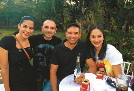 ENTRE AMIGOS SE LA PASA MEJOR Romina Román, Marcelo Quiroga, Fernando Soria y Natalia Marcos se instalaron desde temprano en la cabaña en Laguna Azul