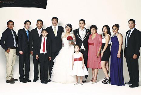 No puede estar en muchos eventos familiares. Debido a su trabajo, la profe Martha no pudo estar en el matrimonio de su sobrina Paola Sejas, que vive en Santa Cruz. En esta gráfica está casi toda su familia.