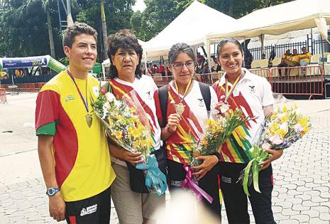 Con sus atletas en el Sudamericano. En el sudamericano de marcha Marco Rodríguez, Ángela Castro y Wendy Cornejo trajeron medallas para el país.