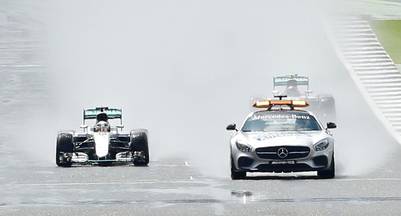 El auto de seguridad lideró la fila india en las primeras vueltas. (Reuters)