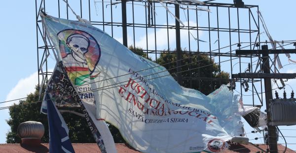 Cartel destruido por las ráfagas de viento en el segundo anillo entre la avenida Mutualista y Paraguá. (Foto: Clovis de la Jaille)