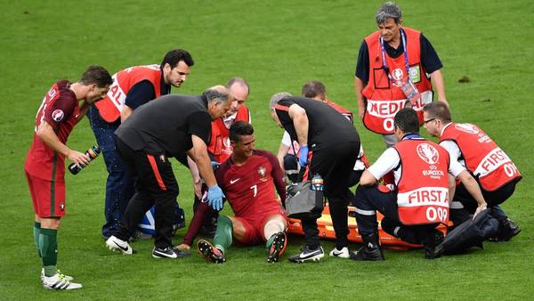 Cristiano no da más, y se retira entre lágrimas por un rodillazo de Payet. (AFP)