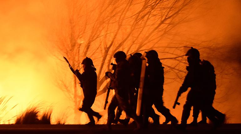 Un grupo de policías antimotines se enfrenta con pobladores de Colomi, que bloquean la vía a Santa Cruz, ayer. | José Rocha