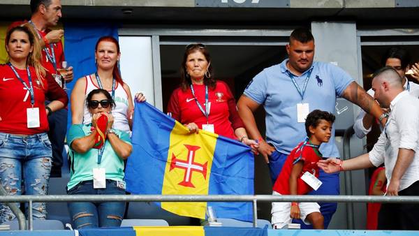 La madre y el hijo de Cristiano Ronaldo, en la previa de la final en Saint Denis. (Reuters)