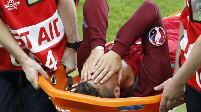 Cristiano Ronaldo en medio de las lágrimas cuando era sacado del partido. Foto: Reuters %image_alt%