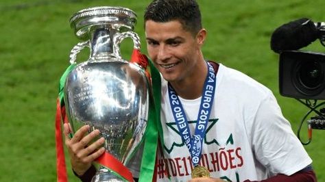 Ronaldo festeja el campeonato europero