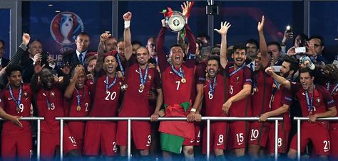 La selección portuguesa en pleno celebra con el trofeo de campeón de la Eurocopa.