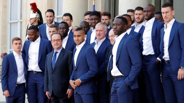 Los futbolistas junto a la autoridad de su país. Foto: Reuters %image_alt%