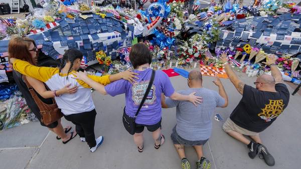 Gente rezando en el memorial de las víctimas asesinadas en Dallas. EFE