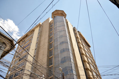 Edificio de la Contraloría General del Estado, en la calle Indaburo, ciudad de La Paz