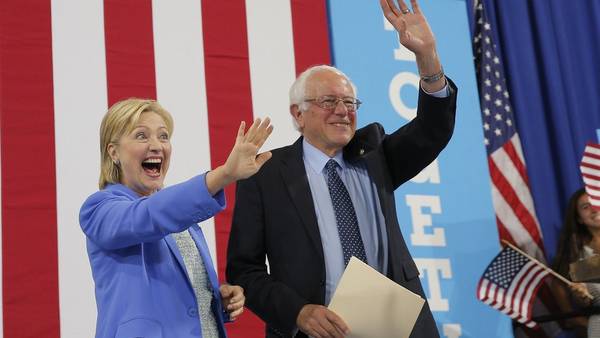 Hillary Clinton y Bernie Sanders, juntos por primera vez en un acto de campaña, en New Hampshire. / Reuters