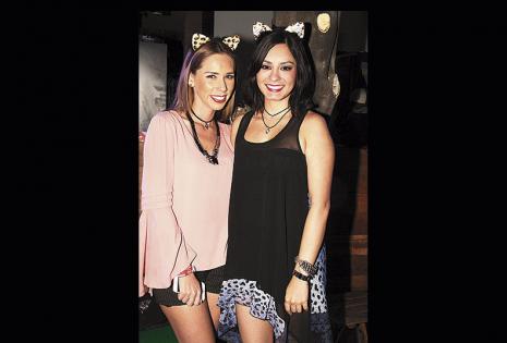 Pamela Moreno y Susana Cuéllar, con el cotillón de la fiesta sorpresa