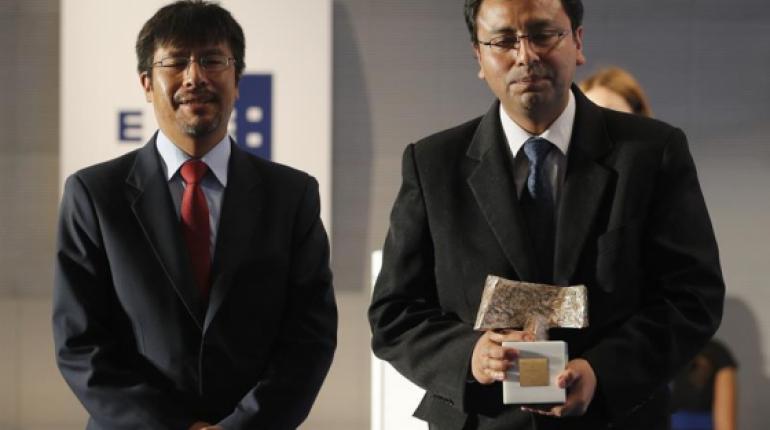 Los bolivianos Abdel Padilla y José Luis Mendoza, posan tras recoger hoy el premio Rey de España. | EFE