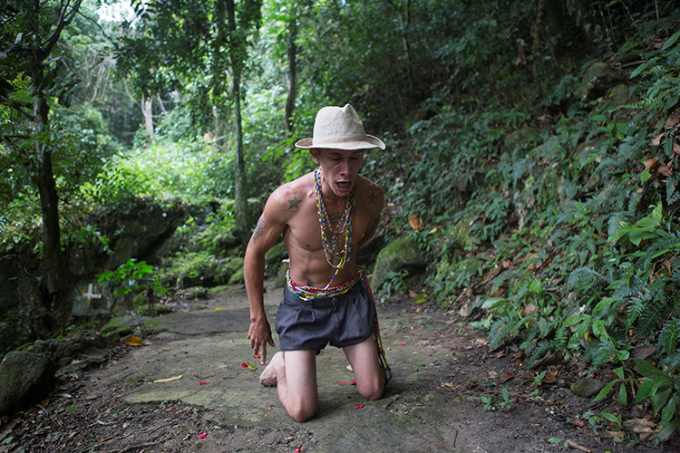 Un hombre camina sobre sus rodillas, a su llegada en el santuario María Lionza en la montaña de Sorte en las afueras de Chivacoa , en el estado de Yaracuy , Venezuela
