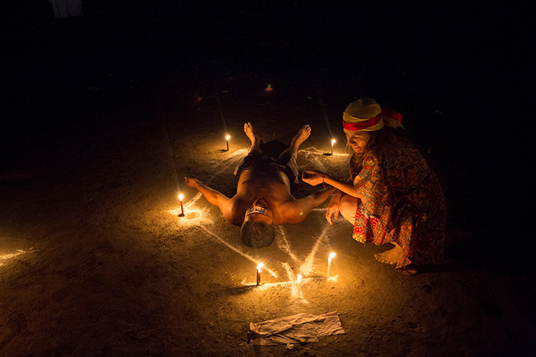 Un hombre yace en el suelo durante un ritual en la montaña de Sorte en las afueras de Chivacoa , en el estado de Yaracuy , Venezuela