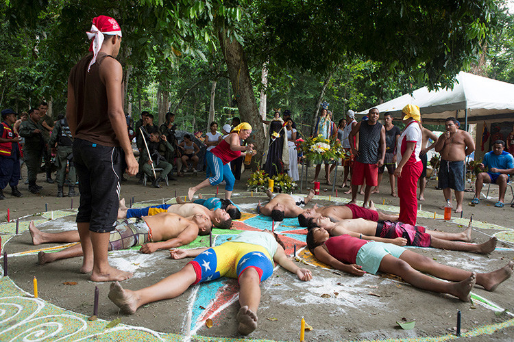 En la montaña de Sorte, los creyentes realizan sus actos religiosos al aire libre, Venezuela 11 de octubre de 2015. REUTERS / Marco Bello