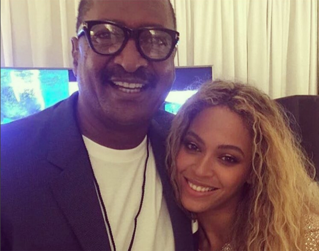 Beyoncé posa junto a su padre Matthew Knowles.