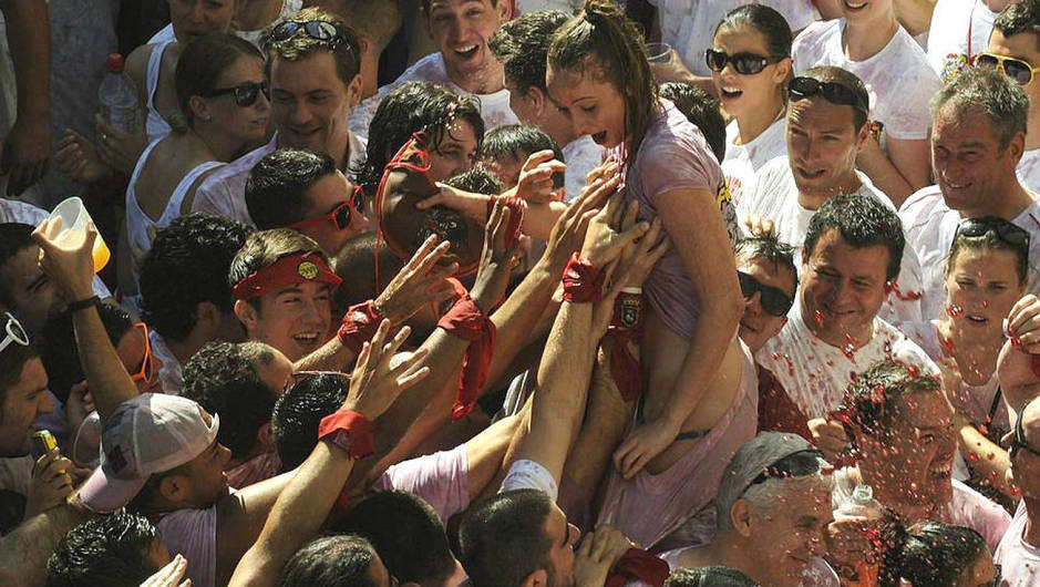 Hombres tocan el pecho de una mujer durante los Sanfermines, en una imagen de archivo (EFE)