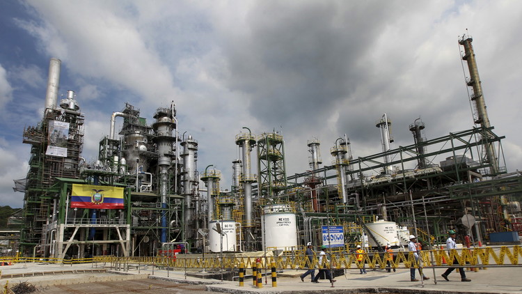 Trabajadores pasan delante de una refinería reformada en Esmeraldas, Ecuador