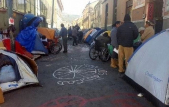 Discapacitados deciden mantener la vigilia y suspender la huelga de hambre en La Paz Discapacitados deciden mantener la vigilia y suspender la huelga de hambre en La Paz