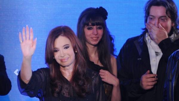 La presidenta Cristina Fernández de Kirchner, acompañada por sus hijos, Florencia y Máximo