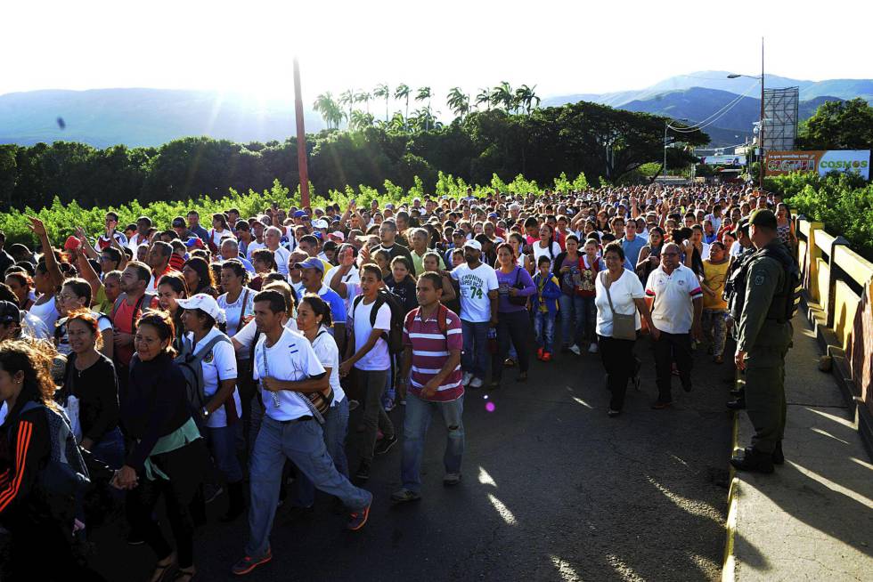 Más de 35.000 personas cruzaron la frontera entre Colombia y Venezuela el pasado domingo.