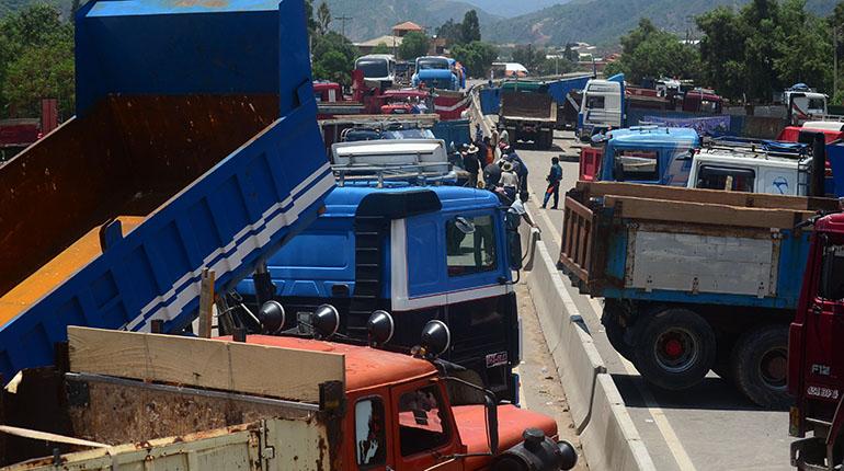 Bloqueo del transporte pesado de Cochabamba en la carretera al occidente, en febrero pasado. | José Rocha