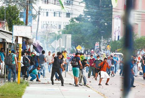 Los miembros de la Federación Universitaria Local cargaron sobre sus compañeros que tenían tomado el campus desde el miércoles