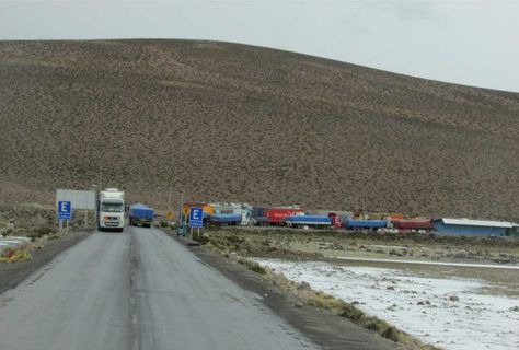 Camiones de carga pesada en el puesto de control fronterizo de Chungara, carretera internacional Arica (Chile). Foto: Micaela Villa 