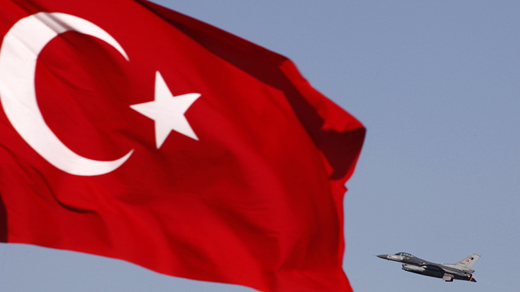 Avión de caza F16 de las Fuerzas Aéreas turcas en Konya