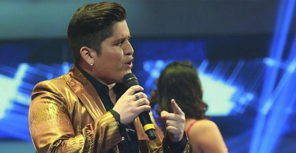 El ganador en el escenario.