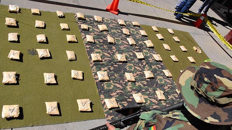 Los 60 paquetes de cocaína secuestrados en un tractocamión y envueltos con papel madera. | Daniel James