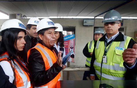 La presidenta de la Cámara de Diputados, Gabriela Montaño (i), y el presidente del Senado, José Gonzales (d), acompañan al canciller David Choquehuanca, en una visita a la Terminal Puerto Arica (TPA). Foto: EFE