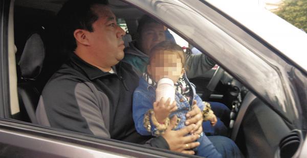 Uno de los gemelos que habrían sido agredidos por las niñeras