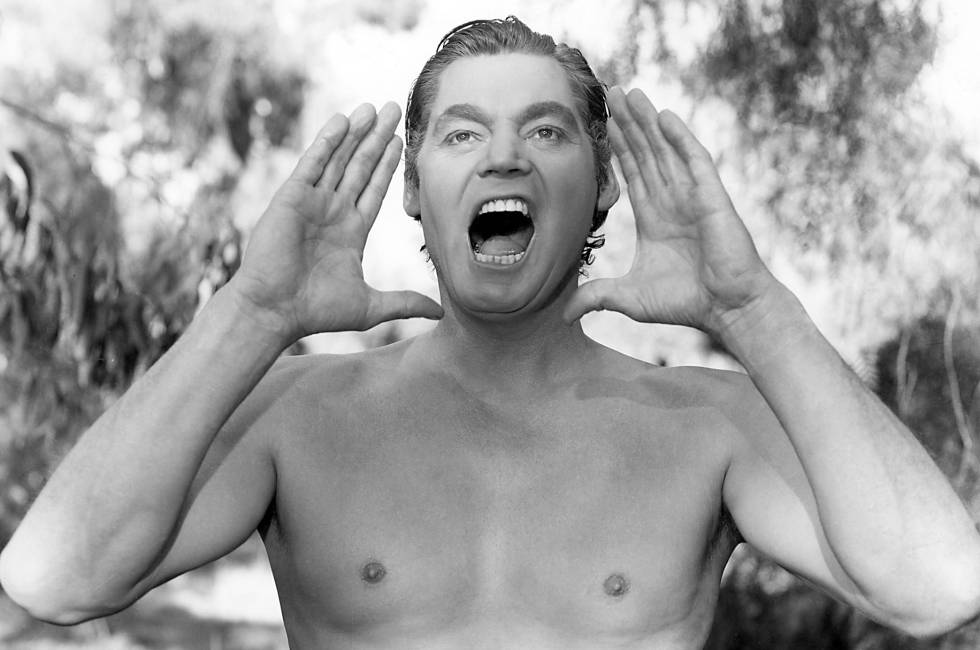 Johnny Weissmuller llevando a cabo el famoso grito de Tarzán. También lo gritaba en los pasillos del psiquiátrico donde ingresó.