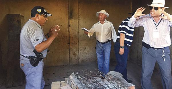 Los investigadores en la quinta donde se produjo el crimen
