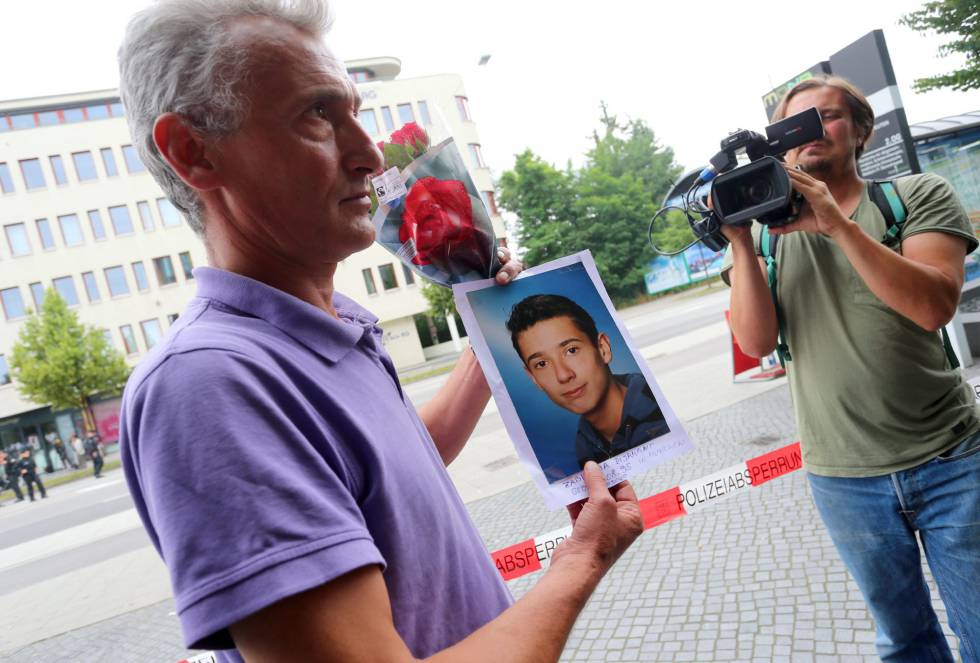 Naim Zabergja muestra la foto de su hijo Dijamant, de kosovo, asesinado a tiros en Múncih. 