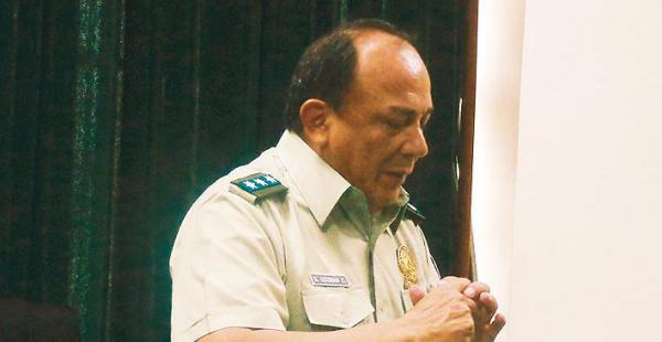 El comandante indicó que cada policía compra las manillas