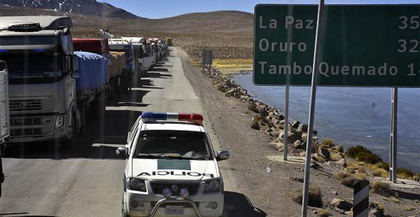 rumbo a las costas camiones de bolivianos podrán usar los garajes nuevamente Un grupo de motorizados cruza la frontera por Tambo Quemado, rumbo a Arica