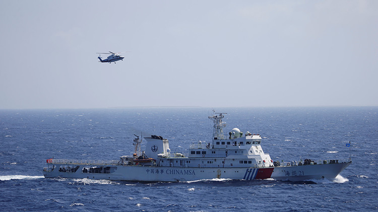 Un barco y un helicóptero chinos durante un ejercicio de búsqueda y rescate cerca en las Islas Paracelso en el mar de la China Meridional, el 14 de julio de 2016.