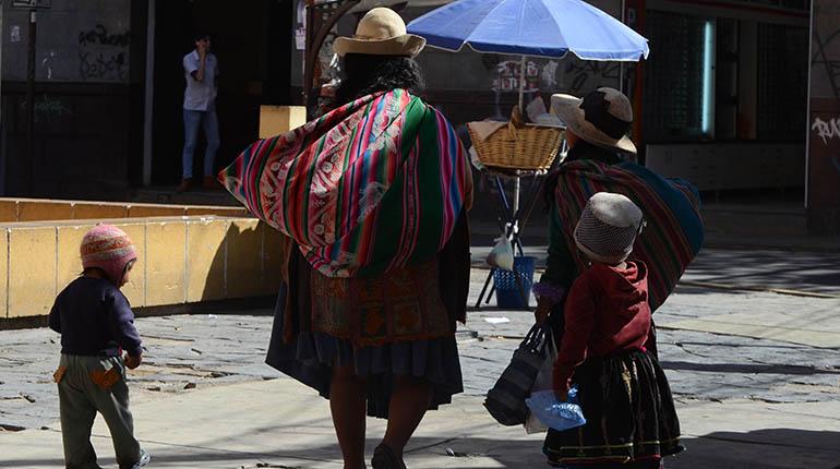 Una mujer junto a tres menores que se dedican a la mendicidad, caminan por el centro de la ciudad de Cochabamba. | José Rocha